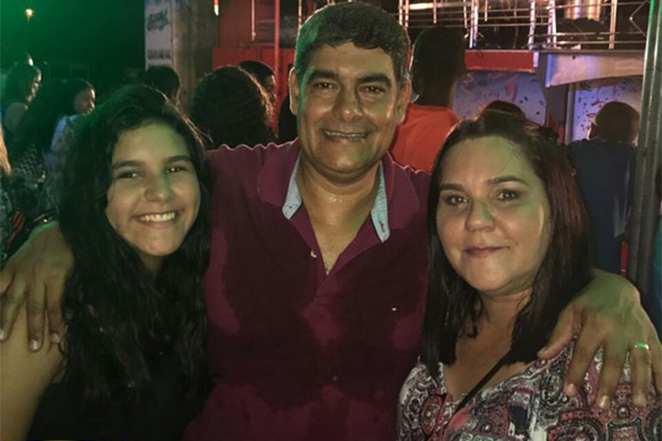 Prefeito Agnelo Santo ao lado da filha e da primeira Dama