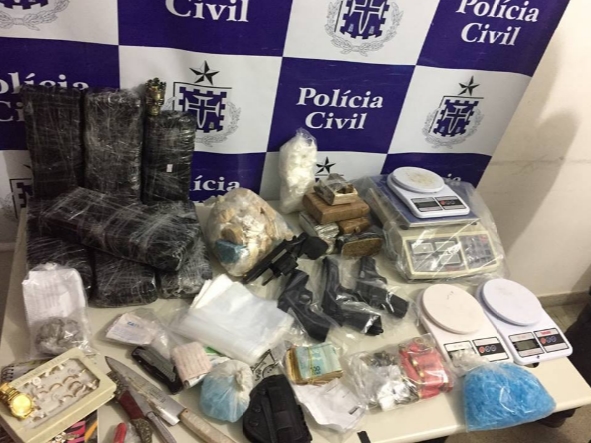 Material apreendido com o suspeito Material apreendido com o suspeito (Foto: Divulgação/Polícia Civil)