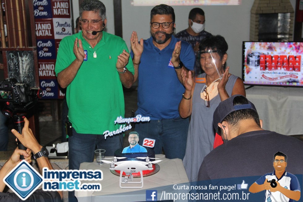 Ao final do evento, Paulinho ganhou um bolo surpresa e felicitações pela passagem do seu aniversário